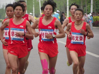 云南女子团体马拉松运动员比赛中奋勇争先